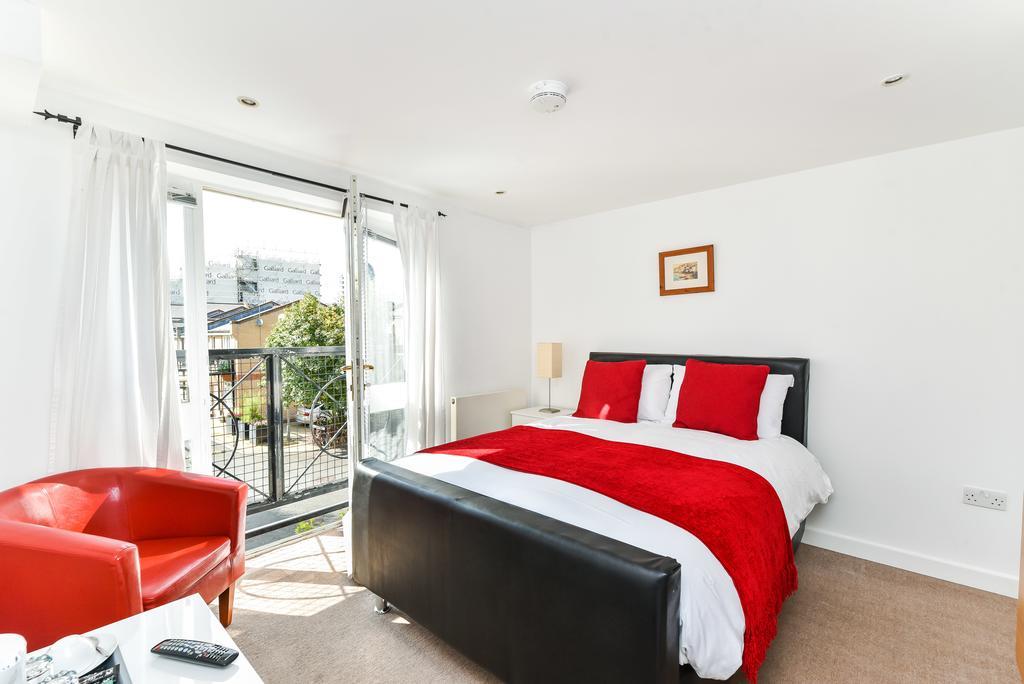 Riverbank Stay London Exterior photo